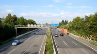 Doi români beți, împingeau mașina pe autostradă în Germania. Aceștia au rămas fără benzină