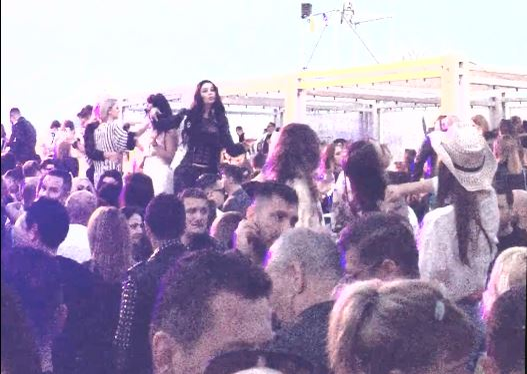 Brigitte s-a distrat la mare, unde a dansat chiar și pe masă