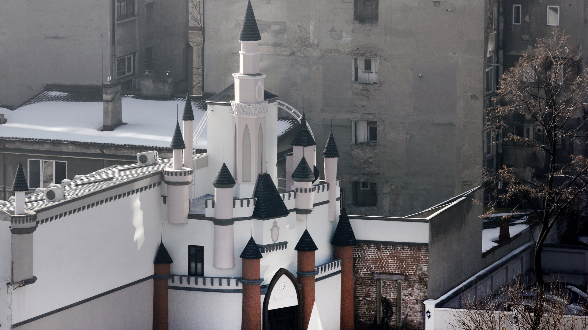 In centrul Capitalei a rasarit un castel ca-n Disneyland! Un tatic le-a construit “printeselor” sale un palat ca-n povesti!