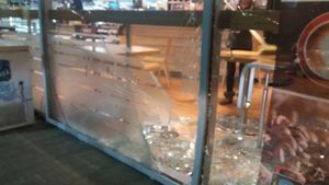 Ghinion de începător: o şoferiţă a intrat cu maşina într-o benzinărie și a făcut-o praf