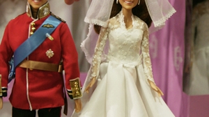 Papusile William si Kate se vand ca painea calda