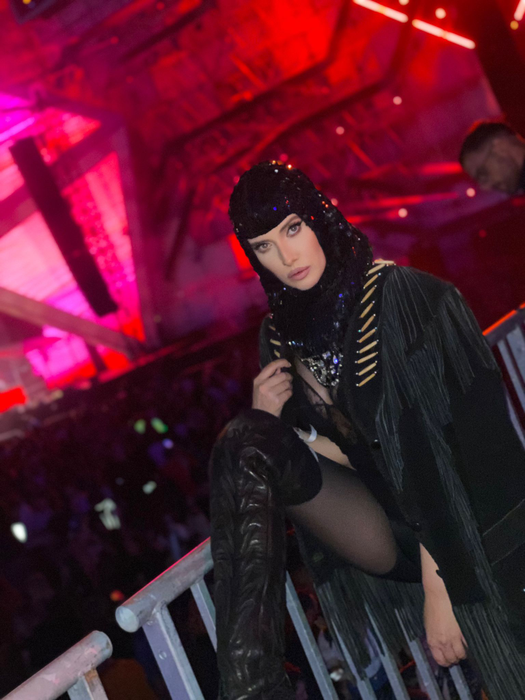 Iulia Albu a purtat o cagulă, la un festival din Capitală