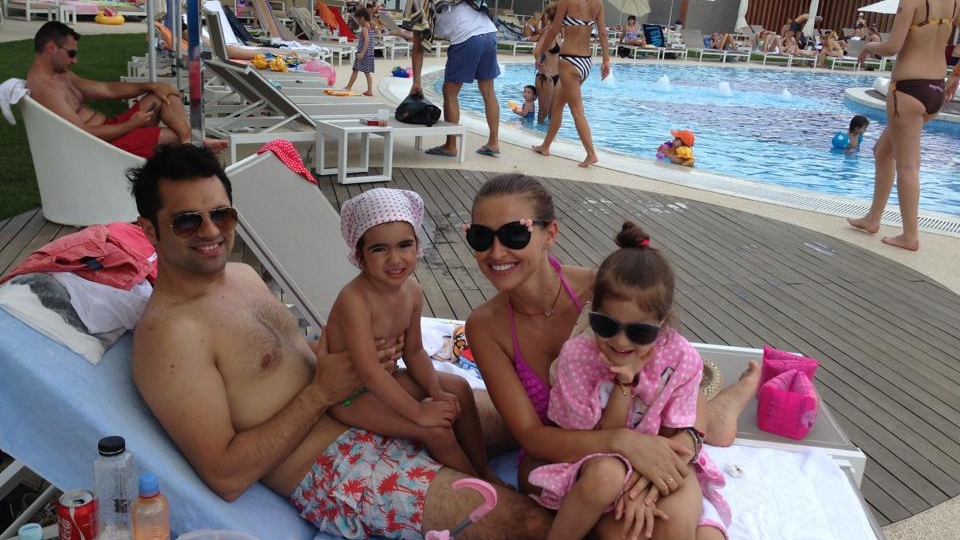 Vara in familie si securea razboiului ingropata. Andrei Badiu si Roxana Sarbu si-au scos fetitele la plaja