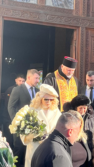 Motivul real pentru care Loredana Groza s-a îmbrăcat în alb la înmormântarea tatălui ei. Ce semnificație are ținuta atipică, de fapt