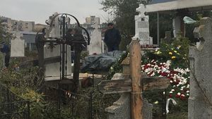 FOTO Hoţii au dat atacul în cimitirul Sineasca din Craiova. Au profanat un mormânt şi au furat bijuteriile unei răposate. Cu ce podoabe de aur fusese înmormântată femeia