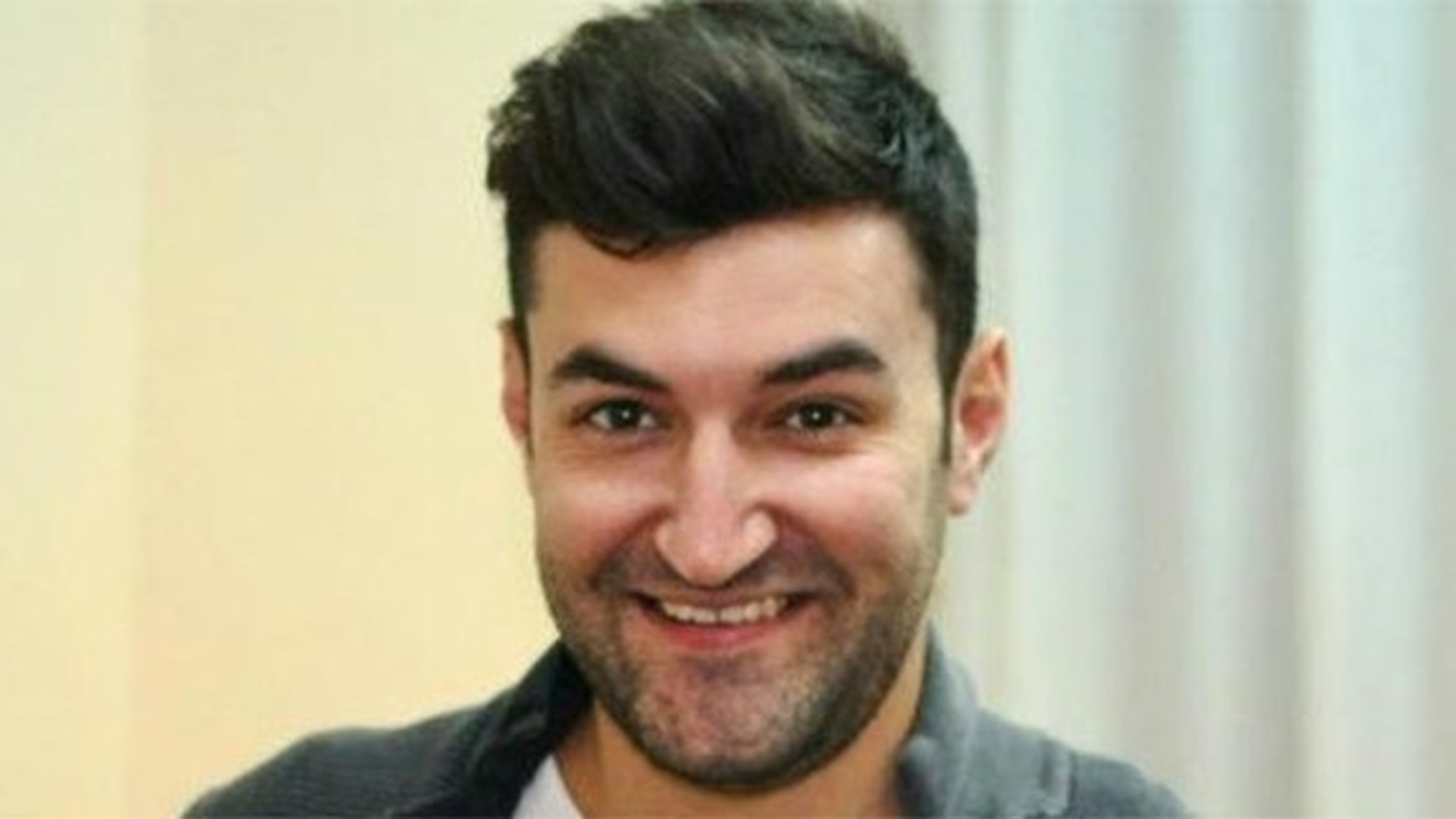 Gluma macabră făcută de Smiley pe Facebook. Cum şi-a "speriat" fanii cu o fotografie: "O să ai cosmaruri la noapte"