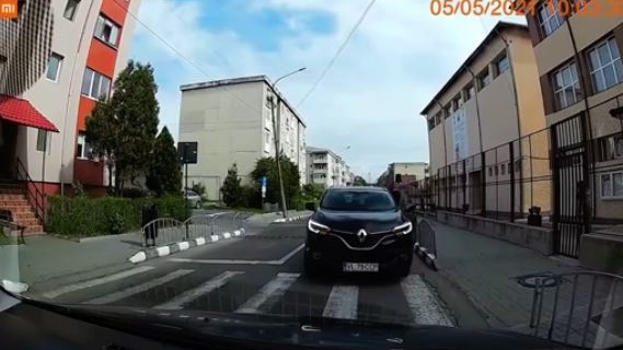 Un șef de post de Poliție din Vâlcea își bate joc de regulile de circulație VIDEO