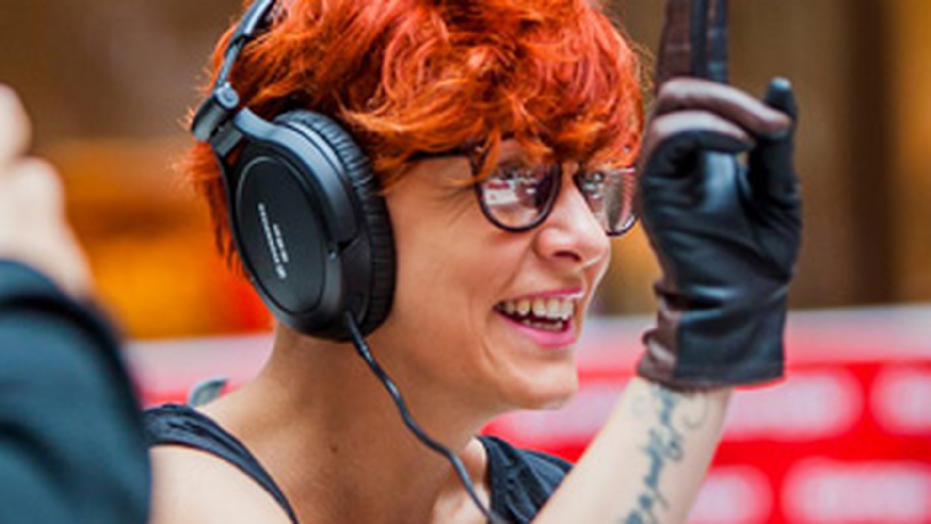Vezi aici "adevarata fata" a unei cantarete super-cunoscute! Are chipul brazdat de riduri, la numai 35 de ani!