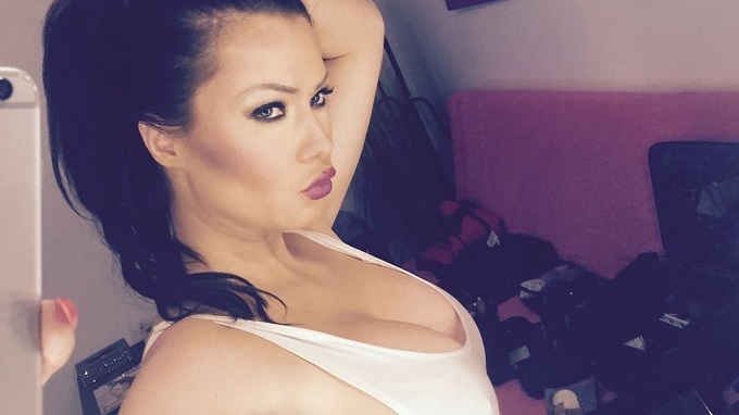 SIMONA SENSUAL a apărut la TV cu sfârcurile la vedere! Ţoţi s-au uitat în ”ochii” ei