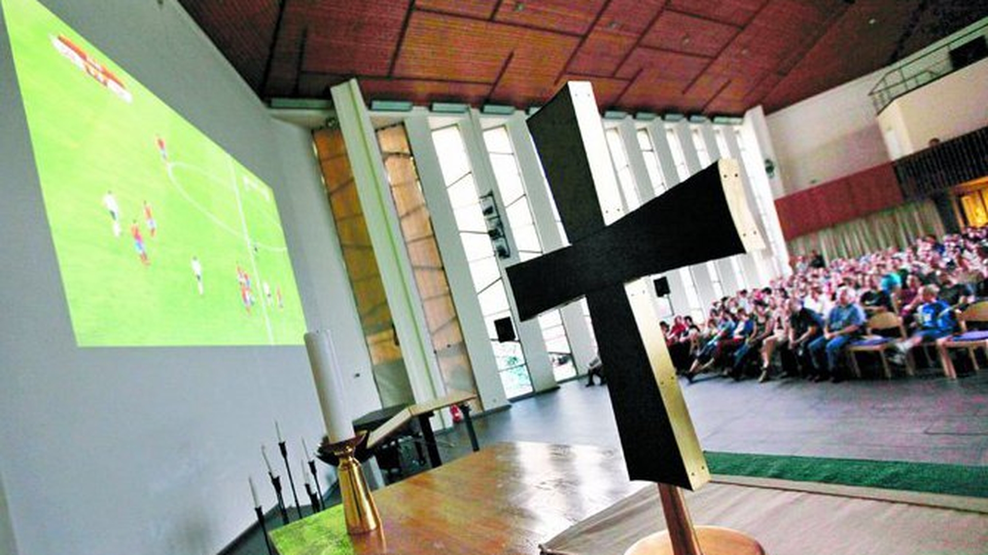 Au transmis meciul si in biserica