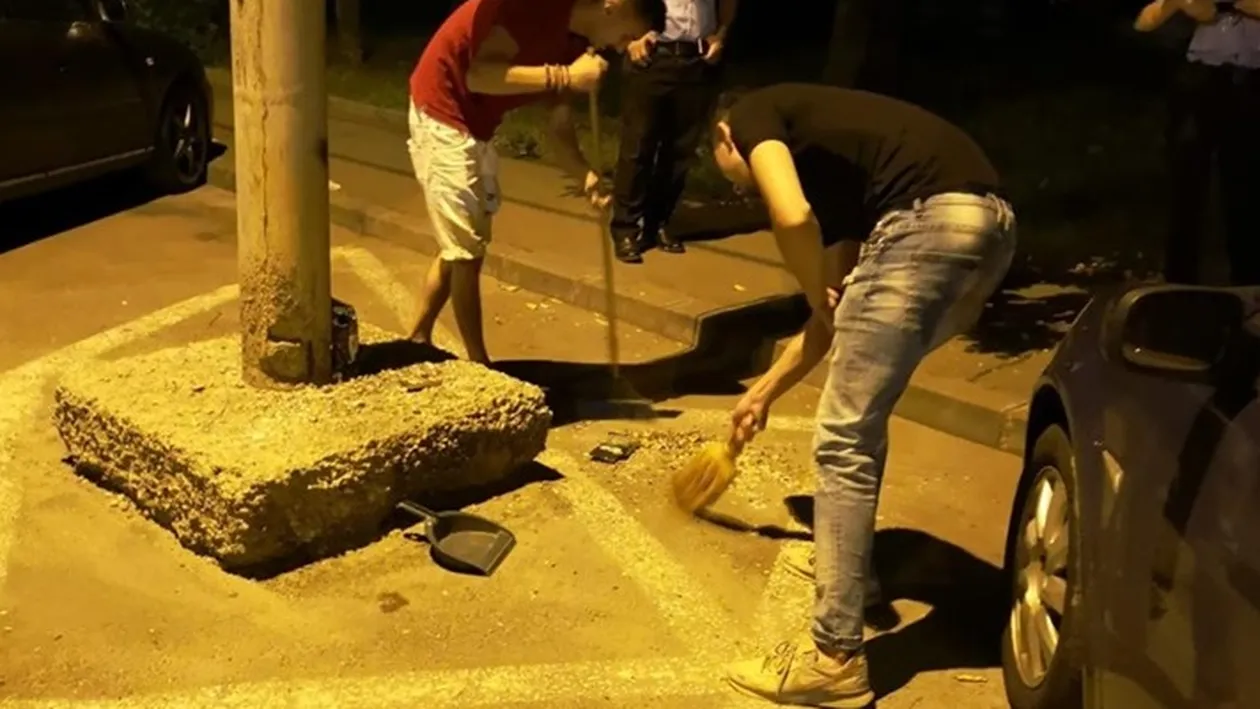 Au aruncat gunoiul pe jos, iar poliţiştii craioveni le-au dat mătura să strângă