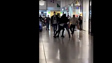 Bătaie de zile mari la mall! În urma altercației un tânăr a fost transportat la spital
