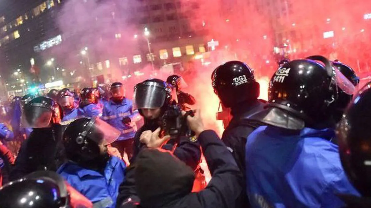 Cinci huligani arestaţi preventiv pentru violenţele din Piaţa Victoriei