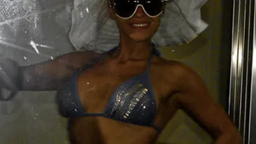 Vlad Adam are aceleasi apucaturi ca sora lui mai mare! Se fotografiaza in oglinda