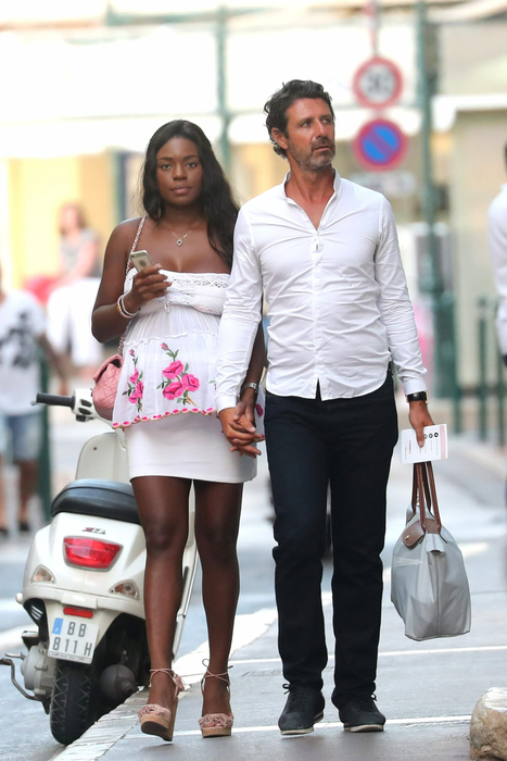 Exclusif - BI - No Credit - No Web no Blog - Prix spécial - Patrick Mouratoglou (entraîneur de Serena Williams) et sa compagne enceinte se promènent dans les rues de Saint-Tropez le 21 juillet 2016. Exclusive - BI - No Credit - No Web no Blog -For Germany call for price - Patrick Mouratoglou (Serena Williams coach) and his pregnant girlfriend are walking in the streets of Saint-Tropez July 21, 2016.