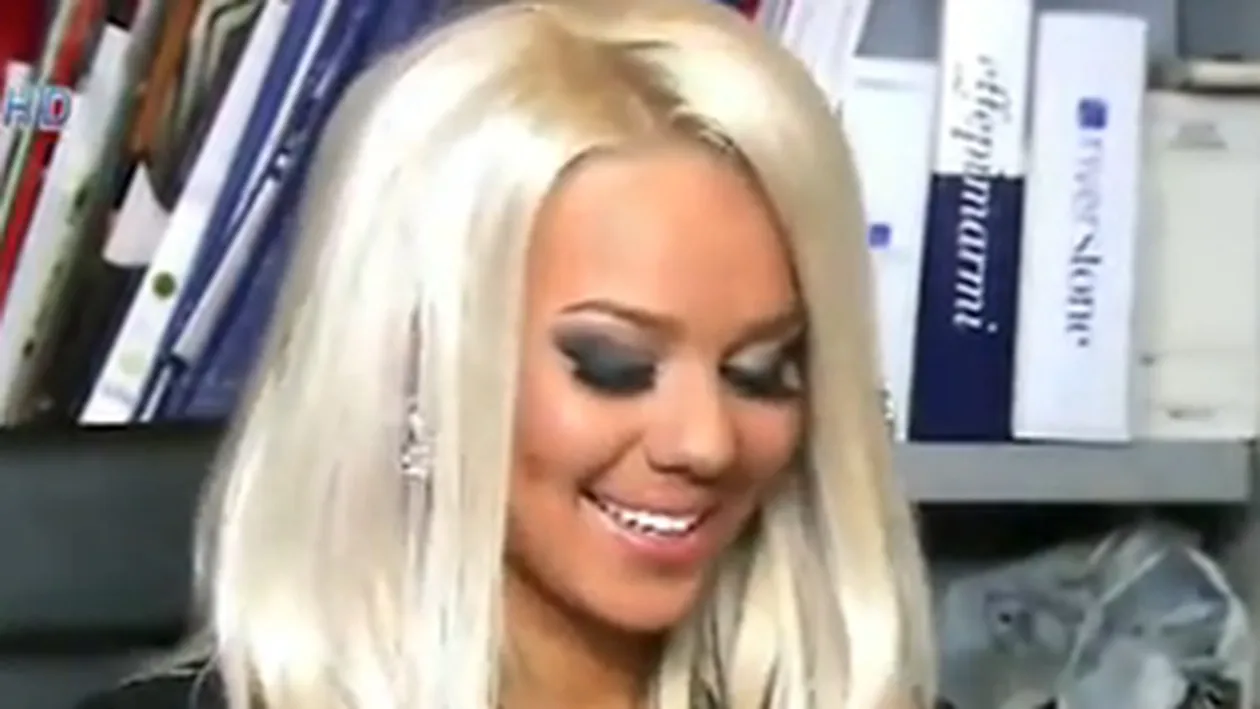 VIDEO Sa moara Mark Zuckerberg! O pitipoanca bulgaroaica cu sani imensi canta o manea despre Facebook! I-ai da un LIKE?