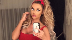 Bianca Drăgușanu a plecat azi din țară, la Asia Express! Alături de cine a fost fotografiată în aeroportul Otopeni