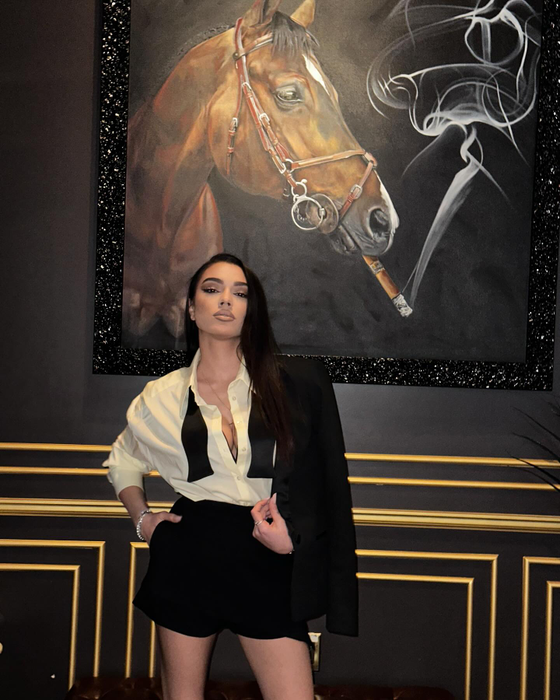 Câte clase și ce studii are Karmen Simionescu de la Asia Express. Câte clase are tatăl ei, Adi Minune