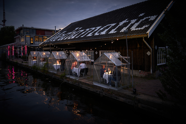 Idee inedită la un restaurant din Amsterdam!  Adăposturi de sticlă, anti-COVID pentru respectarea măsurilor de distanţare socială