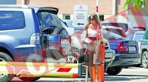 Iulia Albu si-a operat catelul la ochi