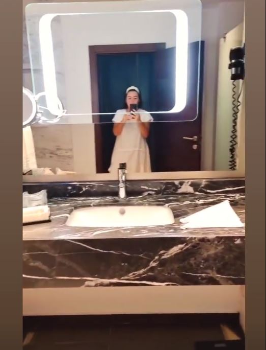Oana Roman, minivacanță cu Marius Elisei la un hotel unde o noapte costă 100 de euro. Ce a găsit fiica fostului premier în cameră | FOTO