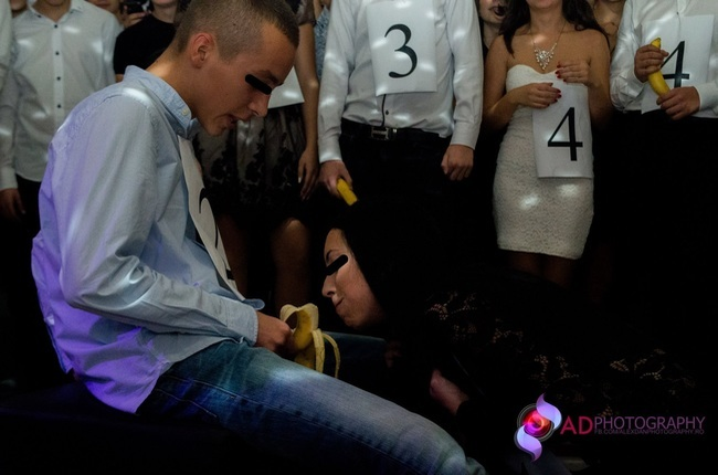 Au renunţat la dezmăţul cu alcool şi au trecut la ”Proba bananei”! Profesorii s-au inflamat
