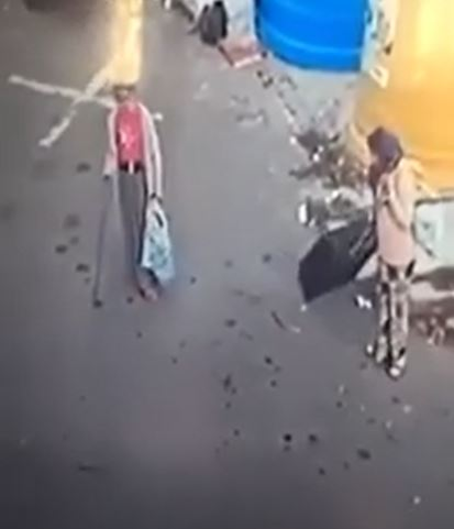 Două copile de etnie romă, filmate în timp ce fură un cărucior de copii în plină zi în Tulcea. Cum au fost surprinse mamele lor | VIDEO