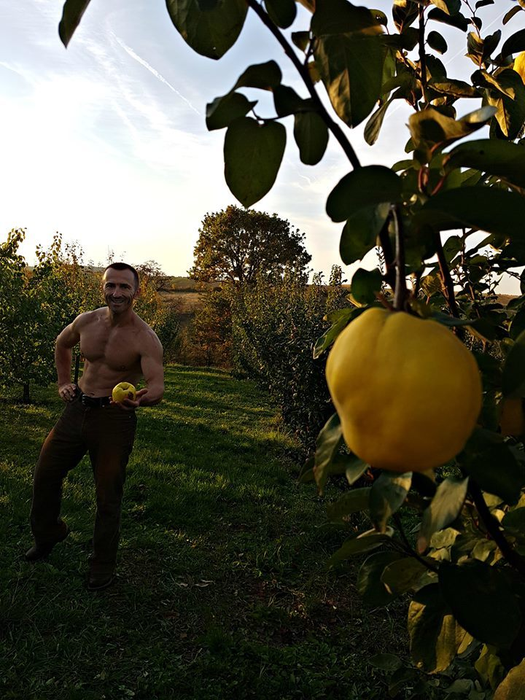 Antrenorul lugojean se relaxează în grădină