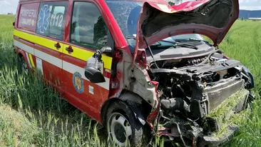 Ambulanță SMURD Bacău implicată într-un accident rutier cu o căruță: ”Unii sunt inconștienți...”
