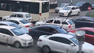 Cum și-a făcut loc un șofer din București care fusese blocat. A decis să-i împingă mașina și a fost filmat VIDEO