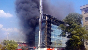 Panica in Militari! Tot Podul Grant este inchis din cauza unui incendiu violent, tramvaiul 41 blocat! Doua benzinarii in pericol sa explodeze! FOTO