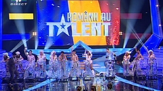 S-a jucat cu drujba si a sculptat in gheata literele care alcatuiesc numele show-ului "Romanii au talent"!