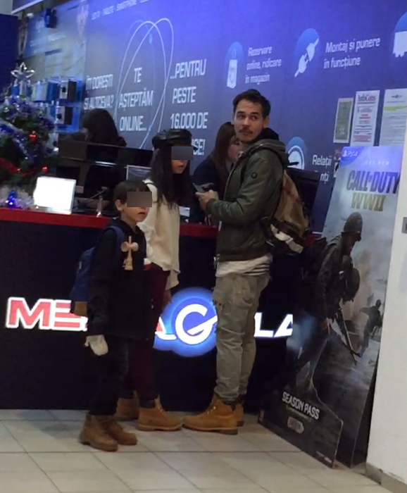 Răzvan Simion, împreună cu cei doi copii, la cumpărături
