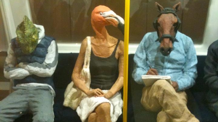 Adormi în metrou şi ţi-e ruşine că te văd alţi călători? Uite ce soluţie inedită îţi propune Andreea Esca. Ai curaj să o încerci?