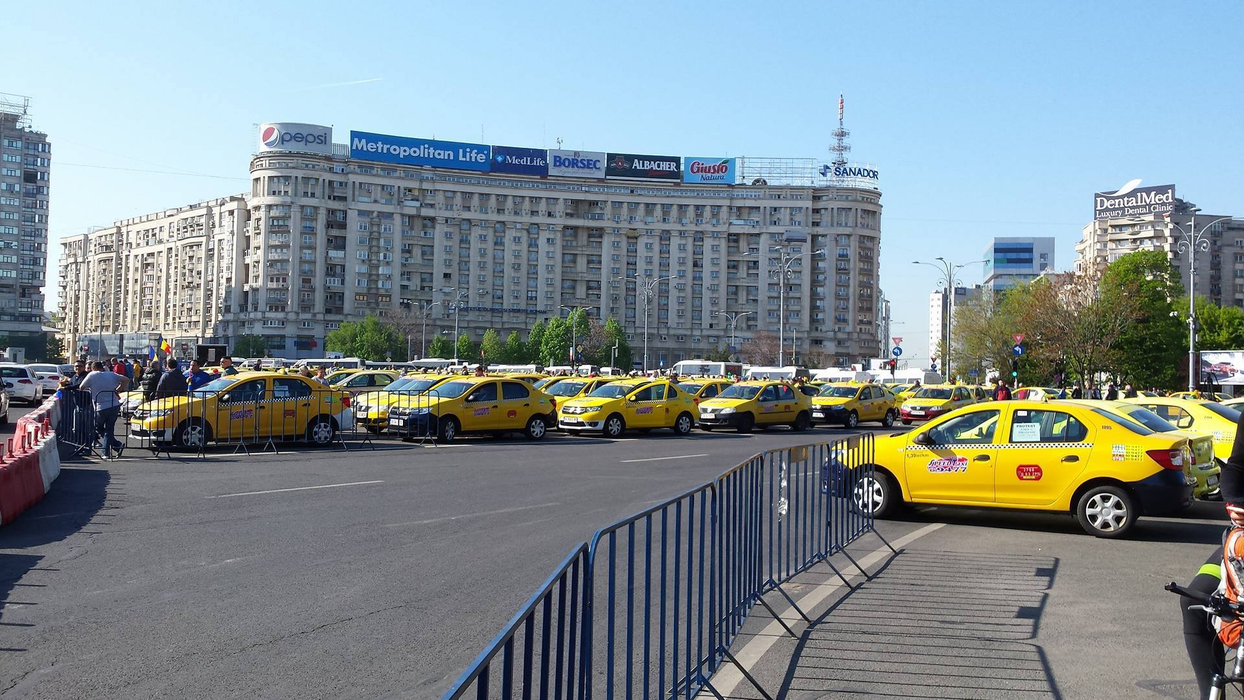 Zeci de taximetrişti şi transportatori protestează în Piaţa Victoriei!