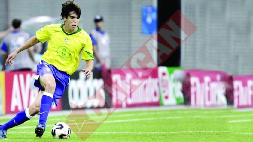 Kaká a pozat cu ziarul AS in mana