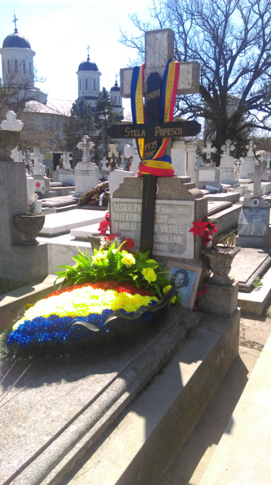 La mormântul Stelei Popescu este o coroană de flori, împreună cu steagul țării noastre, venite chiar de la președintele României, Klaus Iohannis