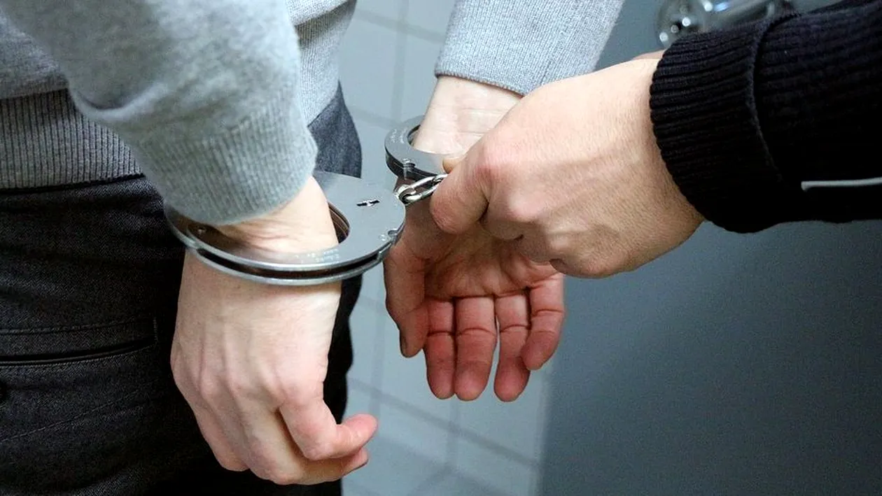 Pedofil arestat în București! Bărbatul de 30 ani ar fi agresat două fetițe de 11 ani