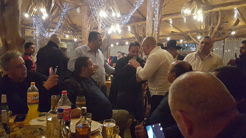 Petre Geamănu a dat dedicaţii la greu în restaurant