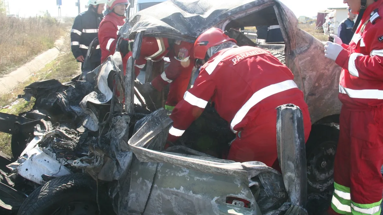 ULTIMA ORA! Accident GROAZNIC! Şi-au pierdut viaţa într-o clipă! Familia e şocată: Au murit toti trei