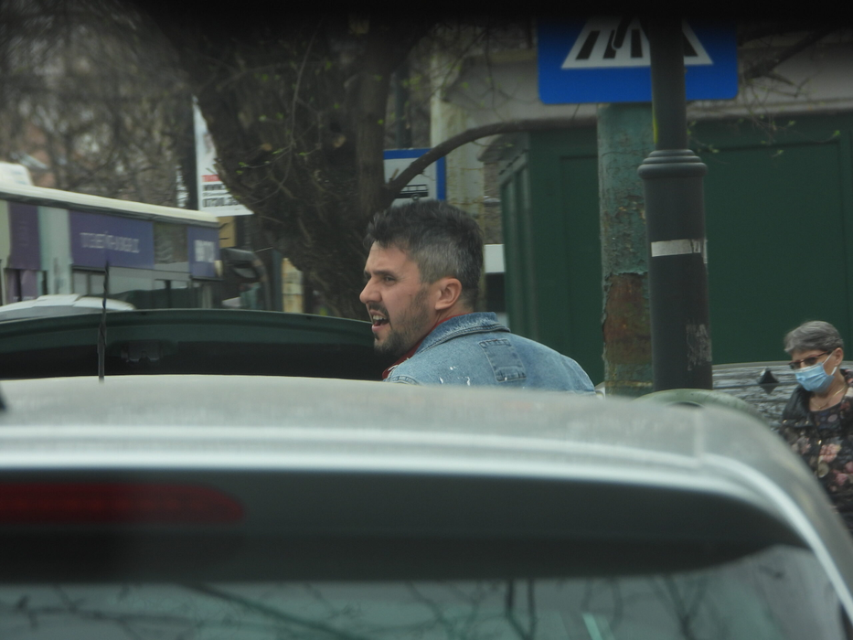 Marian Duță se uită atent în jur (Foto: CANCAN.RO)