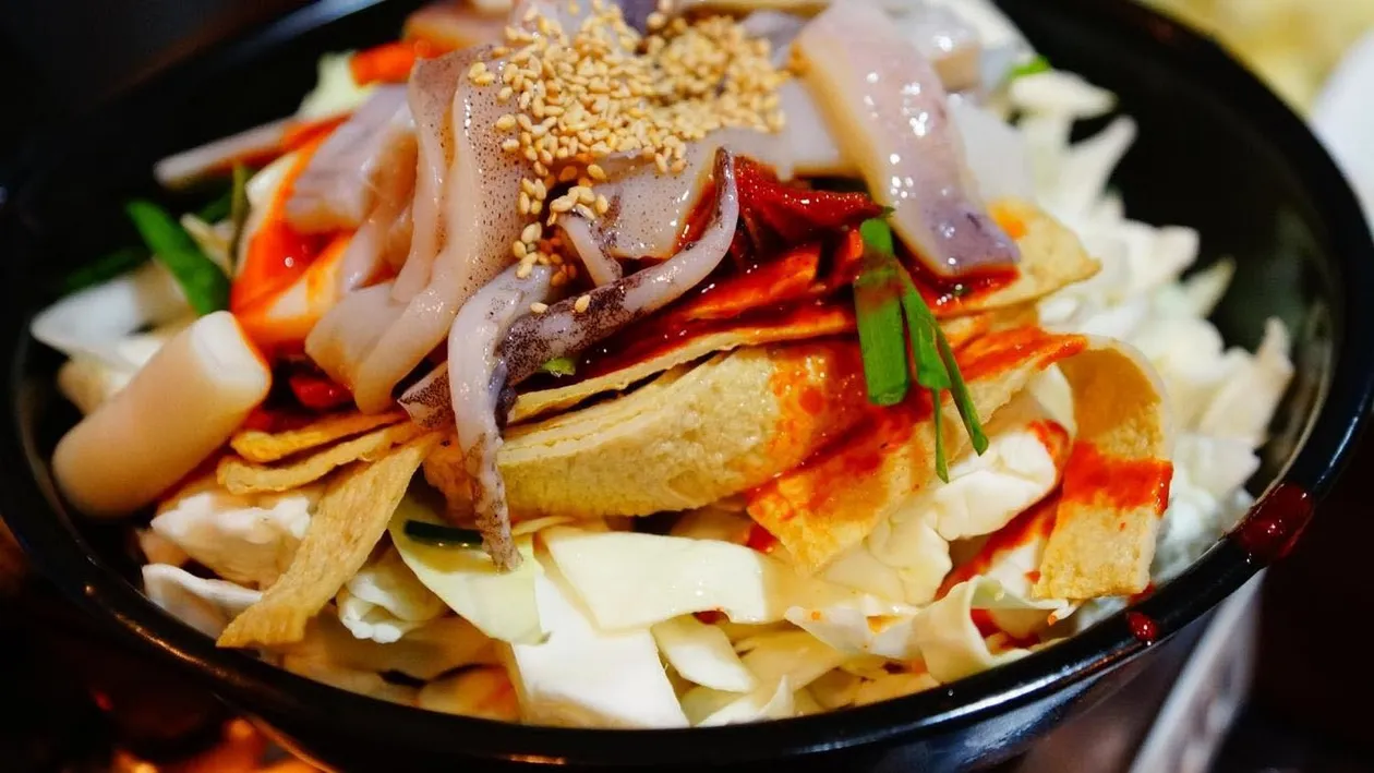 Acest bărbat a arătat întregii lumi ce mănâncă locuitorii din Coreea de Nord. Banalul hamburger e considerat o delicatesă!