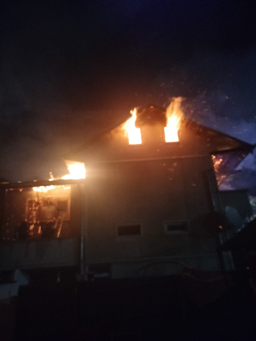 Incendiu puternic în Dâmbovița. Şase autospeciale de pompieri au intervenit