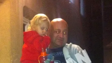 Fabuloasa poveste de amor dintre Ovidiu si Antita, femeia care si-a aruncat fetita din taxi, pe Podul Grant! S-au cunoscut pe Internet, s-au intalnit de patru ori, iar ea l-a anuntat pe e-mail ca are un copil!