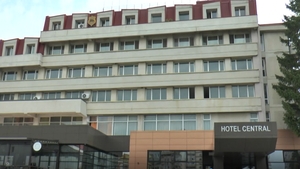 Sinucidere la un hotel din Pașcani. Un bărbat din Capitală s-a aruncat dezbrăcat de la etajul III