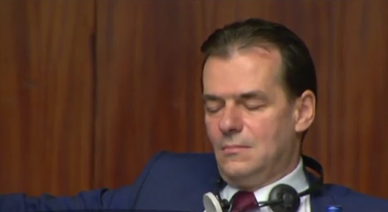 Ludovic Orban a adormit de mai multe ori la o dezbatere. Reacția președintelui PNL după ce a fost întrebat despre aceste imagini filmate