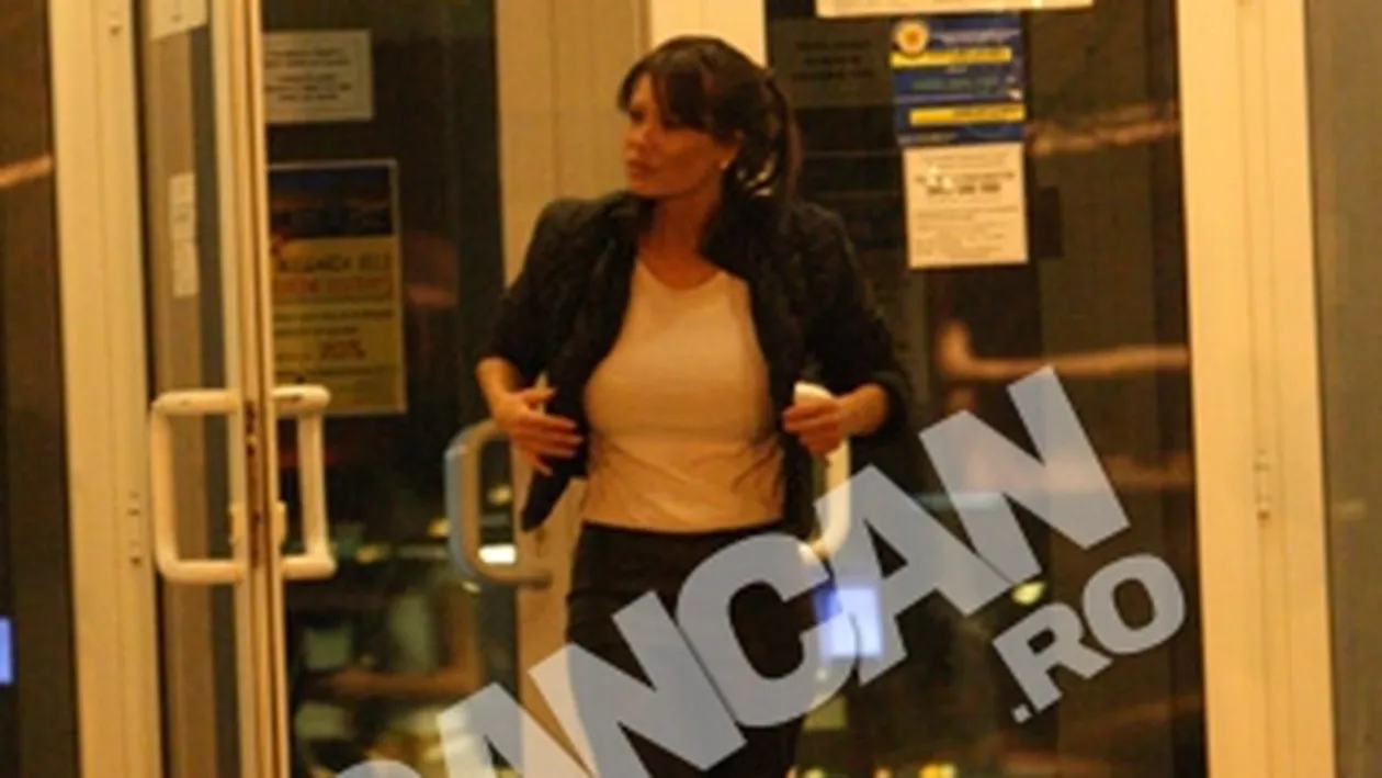 Simona Sensual, sampanie si comedie la bowling: baietii cu muschi i-au dat tarcoale, dar fara succes! Plictisit, unul a adormit cu capul pe masa!