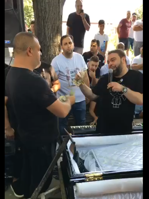 Florin Salam, show în cimitir