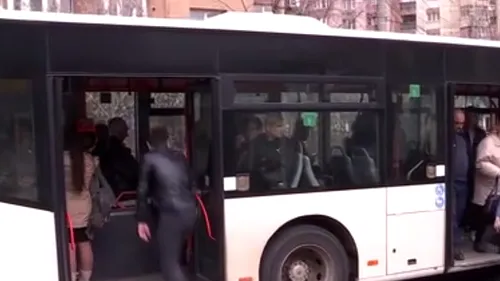 Grav incident într-un autobuz RATB. Un pensionar i-a tăiat venele unui călător!