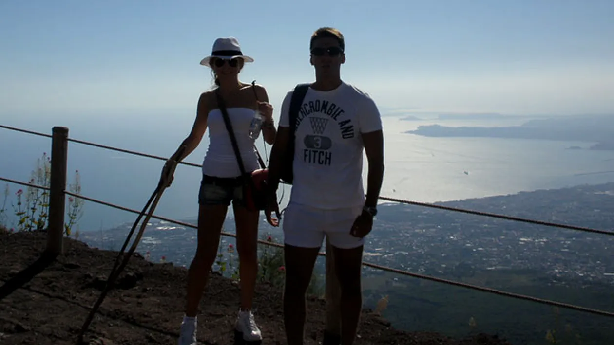 Deasupra tuturor! Mircea Badea si Carmen Bruma au vizitat Vezuviul si Insula Capri!